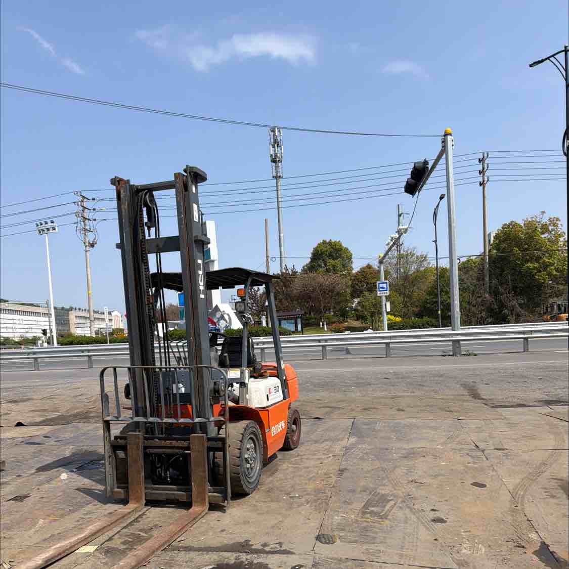 浙江省嘉兴市海宁市之江路63号二手合力3吨升高0米柴油叉车