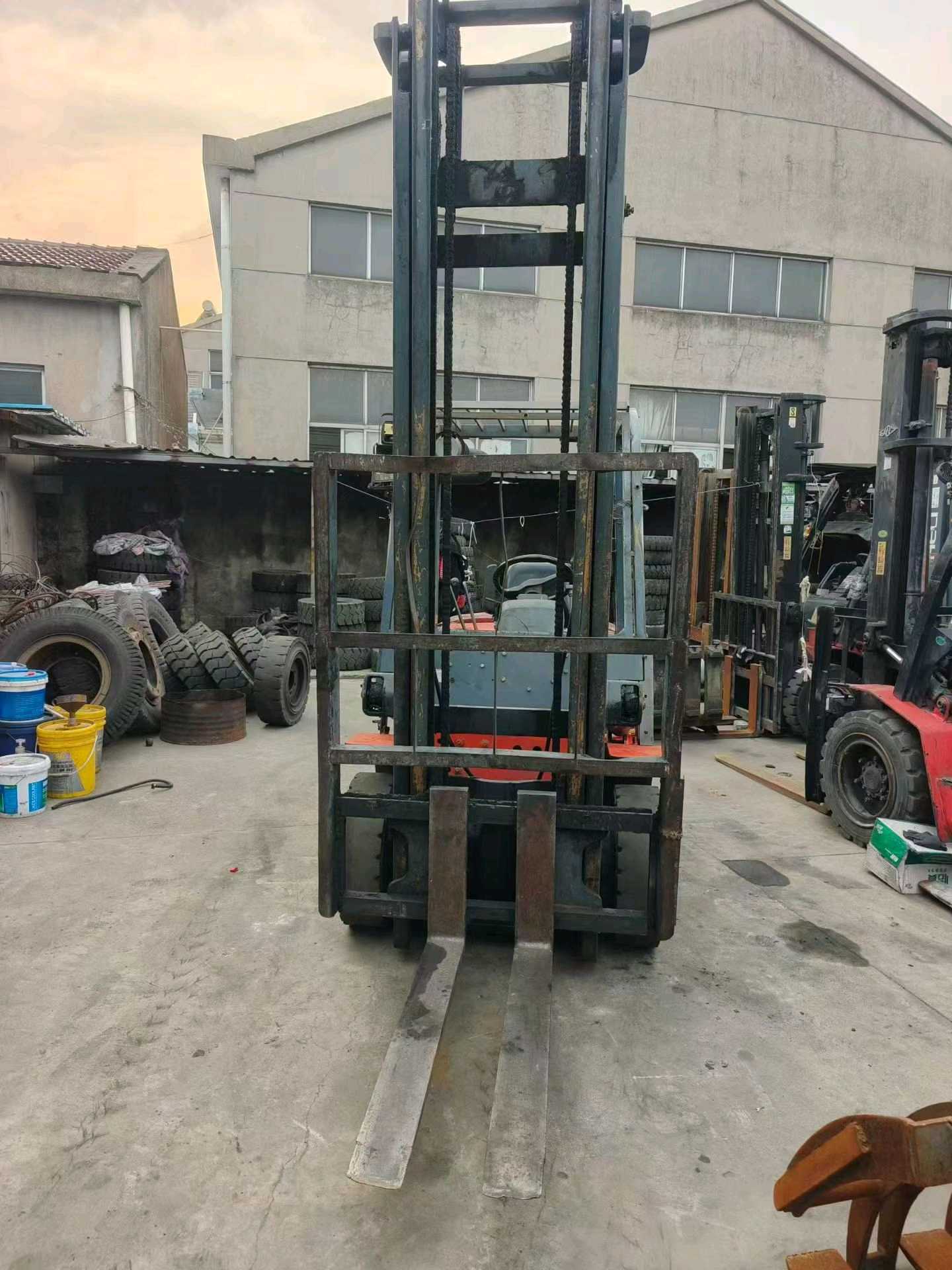 江苏省常州市天宁区关河中路138号二手合力2.5吨升高0米柴油叉车