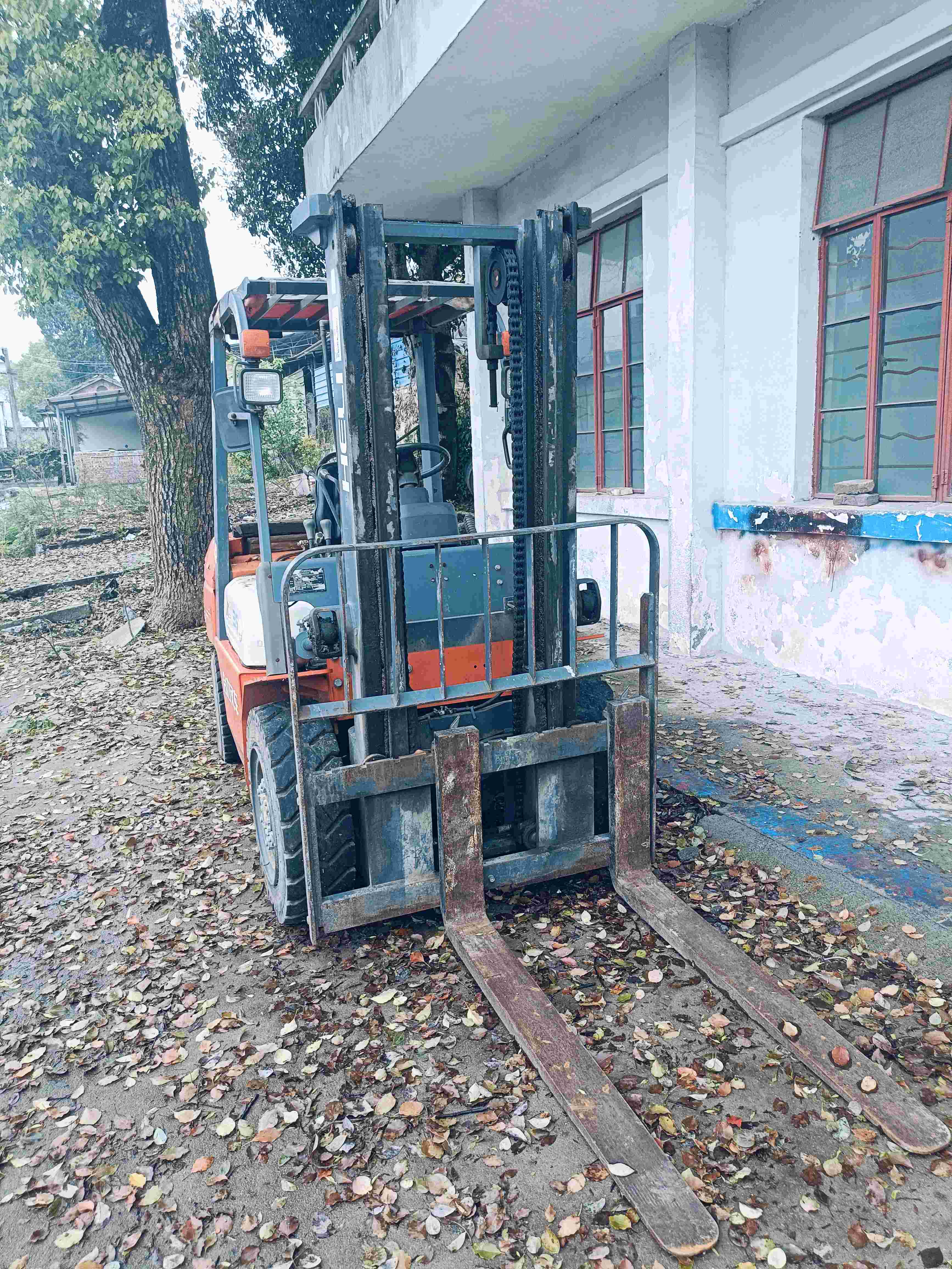 江西省新余市分宜县凤阳六三二二手合力3.5吨升高0米柴油叉车