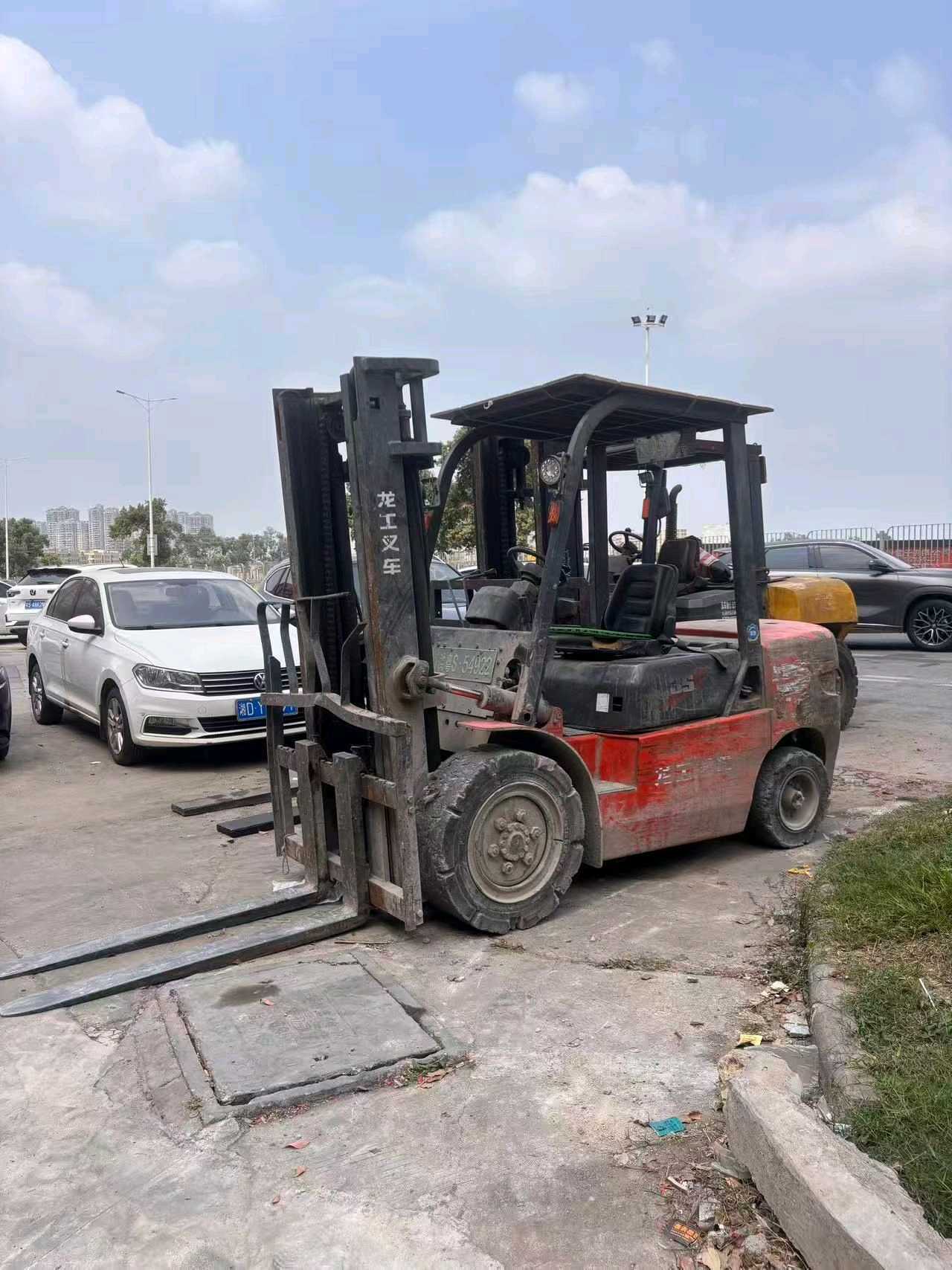 广东省东莞市环湖西路二手龙工3.5吨升高0米柴油叉车