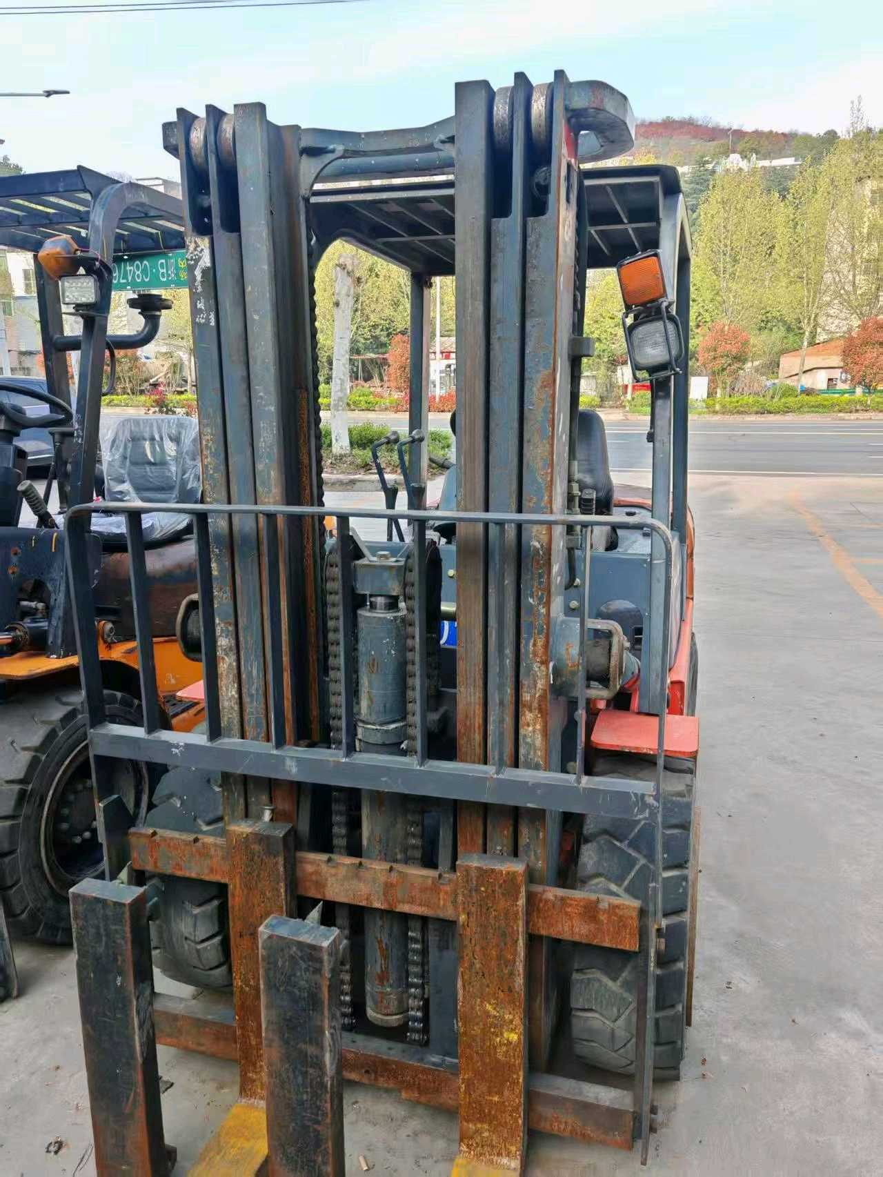 浙江省温州市鹿城区轨道交通S3线二手龙工3.5吨升高0米柴油叉车