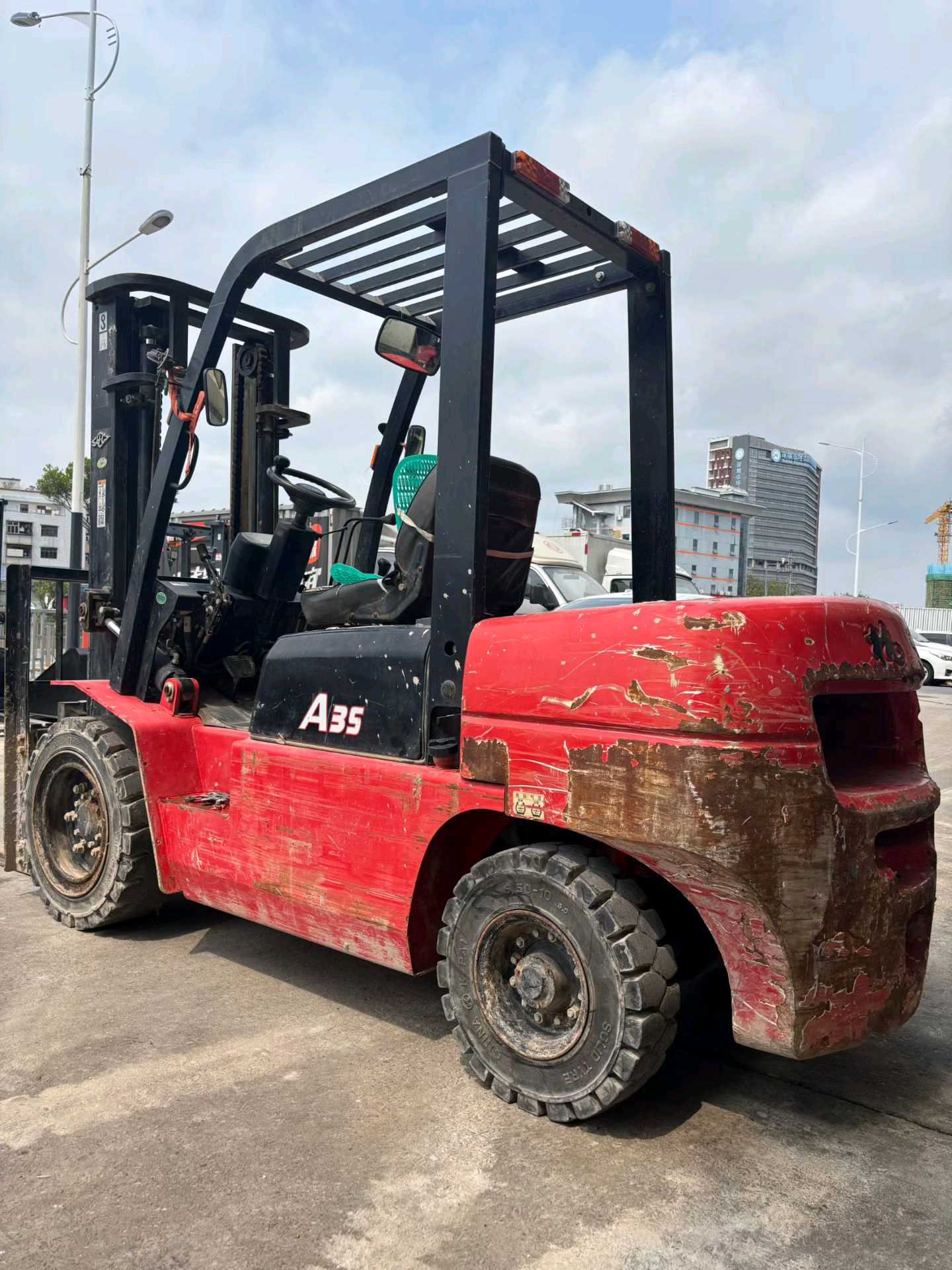 安徽省铜陵市铜官区北京东路与沿新公路交汇处东侧二手杭叉3.5吨升高0米柴油叉车