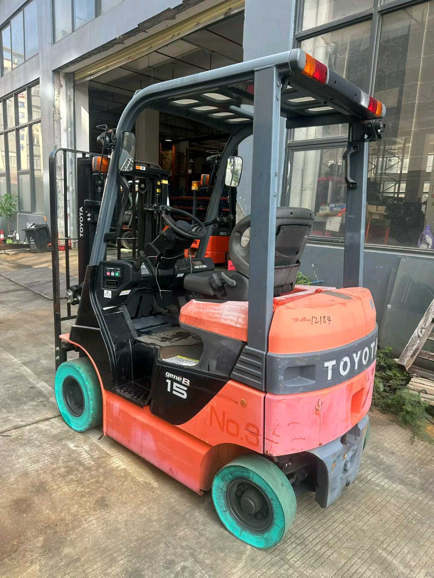 广东省广州市越秀区环市西路159号二手丰田1.5吨升高0米电动叉车