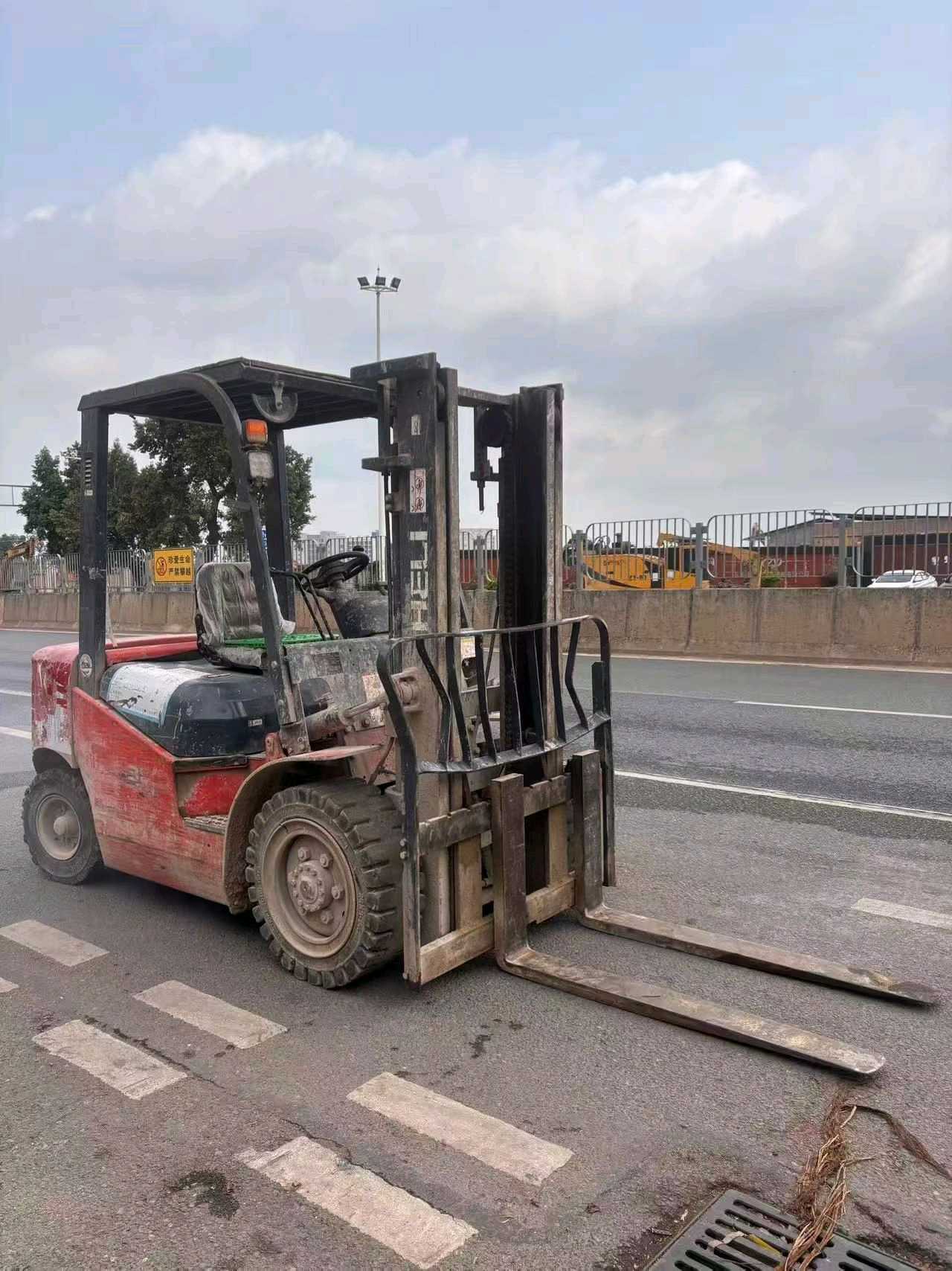 广东省东莞市环湖西路二手合力3吨升高0米柴油叉车