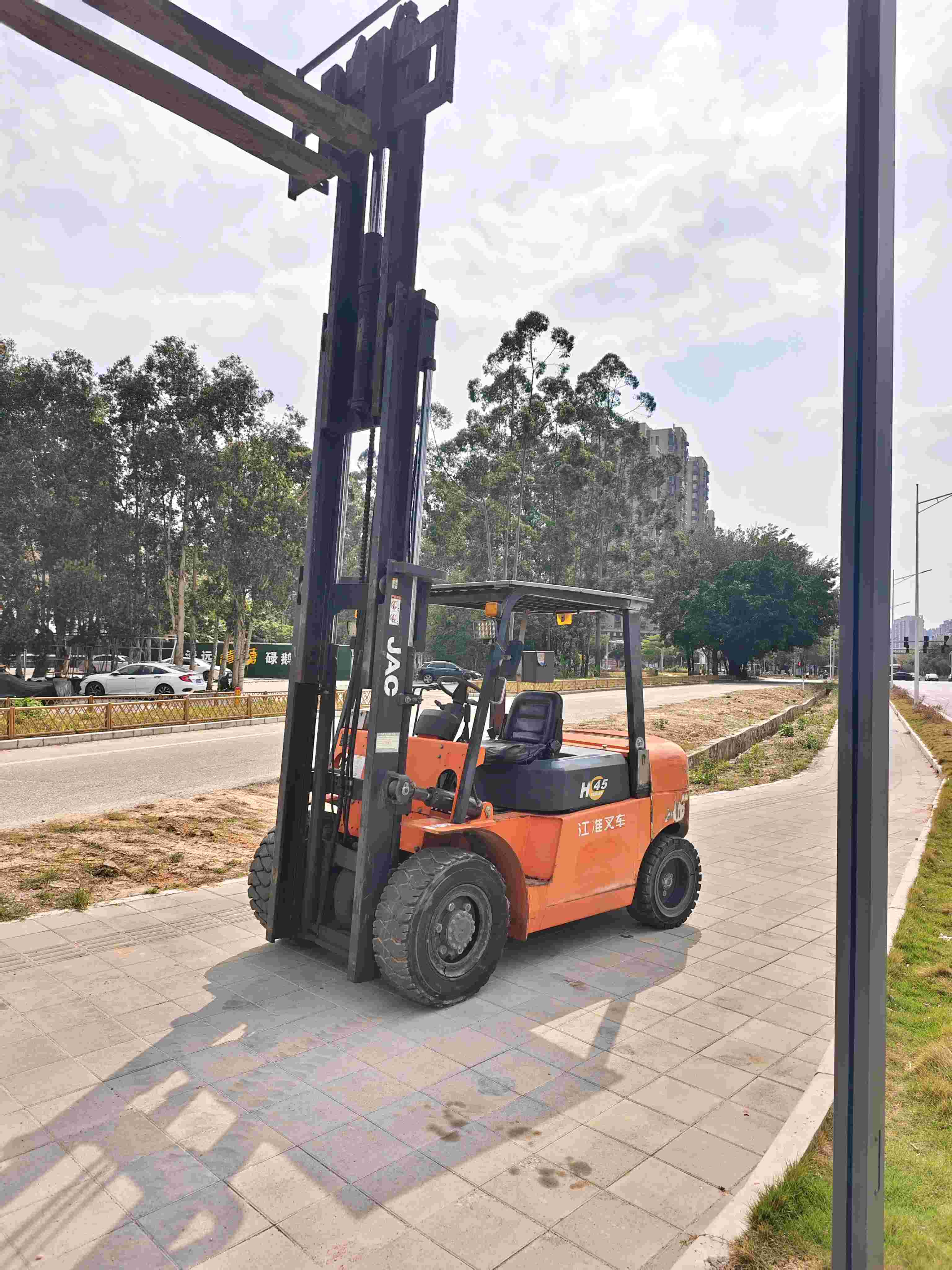 广东省清远市清城区创兴二路与建设二路交叉口东南方向298米左右二手江淮4.5吨升高0米柴油叉车