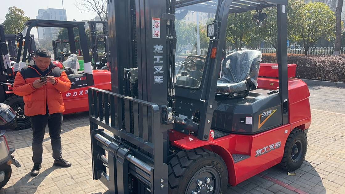 龙工3.8吨柴油车出租【价格 价格一览表 多少钱一个月】